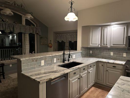 Picture of granite & backsplash in kitchen