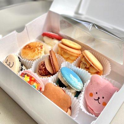 Every flavor macaron of the day but we liked: Ferrero Rocher, Oreo, Chocolate, Creme Brulee the most!