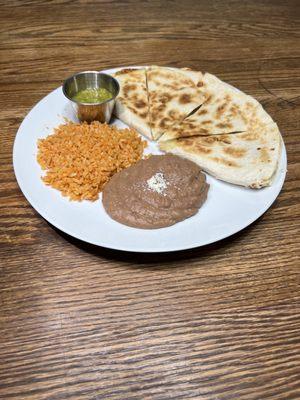 Chicken Quesadilla accompanied with rice, beans and green salsa!