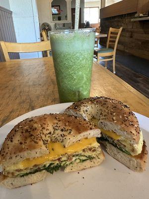 Pineapple green and spinach bacon bagel my new favorite morning on the go meal. Thanks Tony Town