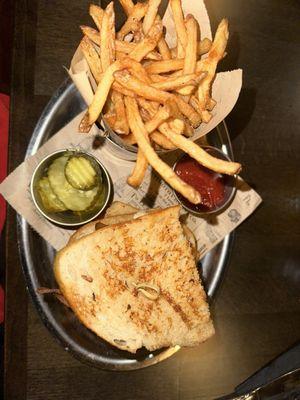 Patty melt, fries so good. Good portions!