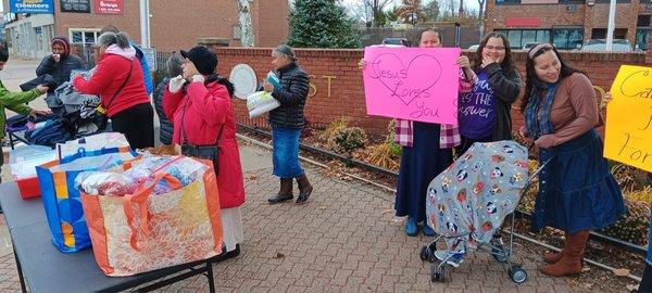 Helping hand to the needy and homeless in our community / Mano amiga a los necesitados y sin hogar en nuestra comunidad