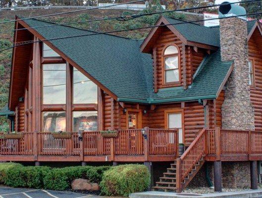 Come visit the exclusive Thomas Kinkade Gallery in the Smoky Mountains! Located right on the Parkway in Pigeon Forge.