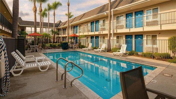 Motel Westminster CA North pool
