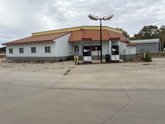This is the Everly, Iowa Gas station it is closed, but we all miss it But we all wish for it to come back! 5 stars!!