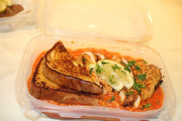 Pomodoro Pasta with Grilled Chicken and Garlic Toast