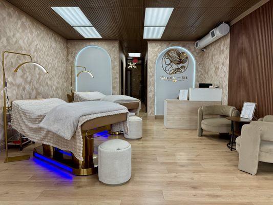 Main room. Lash beds, waiting area.