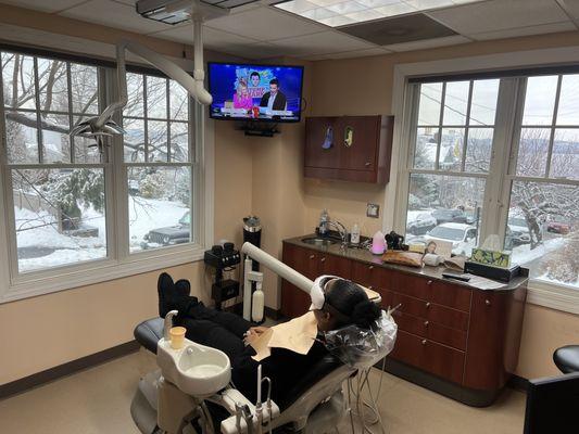 Come relax in a spa like environment, great view, massaging dental chair, face massager, essential oils diffuser, etc.