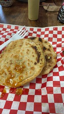 Gordita de chicharrón prensado