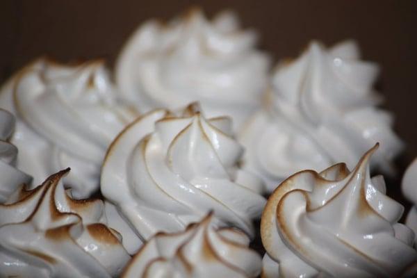 Three Chicks and a CaKE