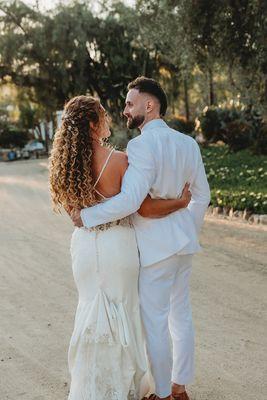 Naturally curly bridal hairstyling for your wedding day.
