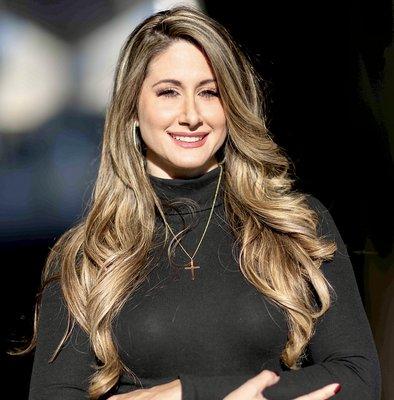 Hello! I am Nicole Suzanne, a seasoned & well-trained Massage Therapist, with 10 years under my belt and many muscles helped under my hands!