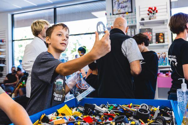 Bricks & Minifigs Novi