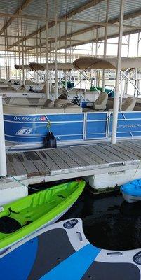 Beautiful pontoons! Clean and ready for your day of fun.
