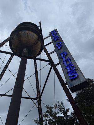 Shorter Fast Lane queue gathered here. Be there around 6~6:30pm, enter after 7pm.