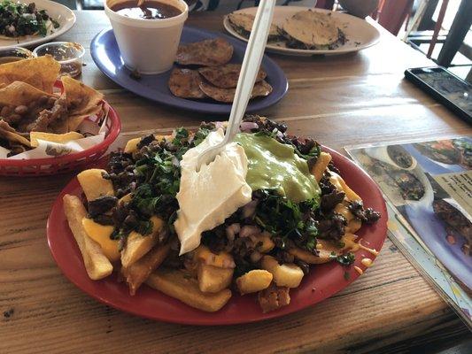 Bueno la comida no tan buena el establecimiento no tiene aire y la cerveza caliente