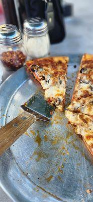 Perfect pizza. Thin crust and crispy as ordered