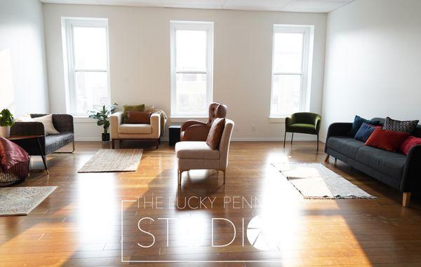 Natural light studio for rent by the hour/day!
Flexible space!