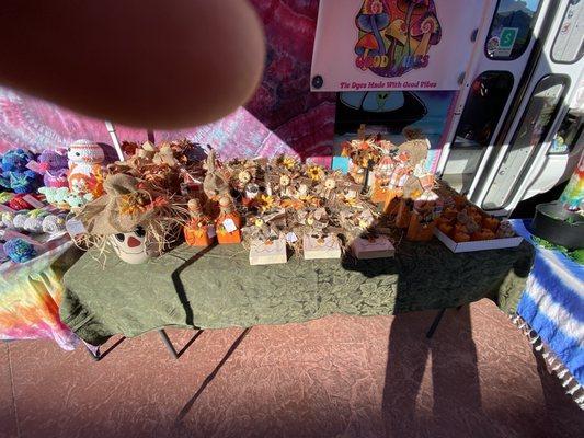 Excuse my finger. Lol.. Halloween stuff Laurel's mother-in-law made. Pretty cool bought one meself.