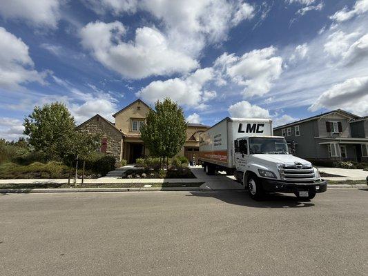 Unloading Day -- Everything Handled Safely
卸货现场 -- 每一步都安全细致