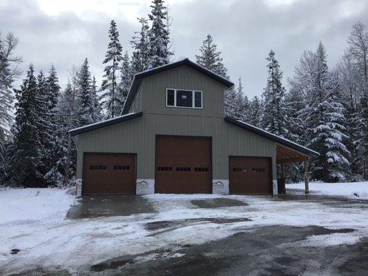 30'x40'x14' pole building with framed 2nd-story in the middle. There's also a 8'x40' lean-to on the side. Stone wainscoting on the front.