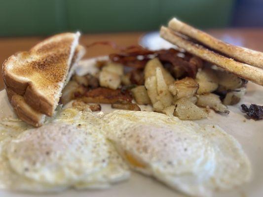Bacon and eggs with potatoes
