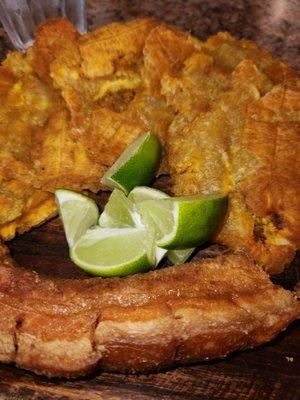 Chicarones y tostones