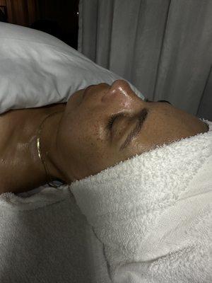 IVTHESKN provides facial services ranging from anti-aging, hydration, acne, oil control, or simply a soothing experience.