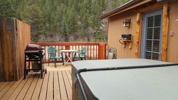 Romantic Cottage deck with Private Outdoor Hot Tub!