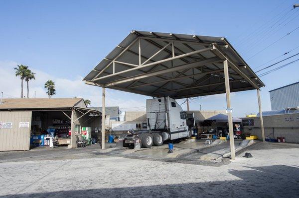 Full service truck l;ube