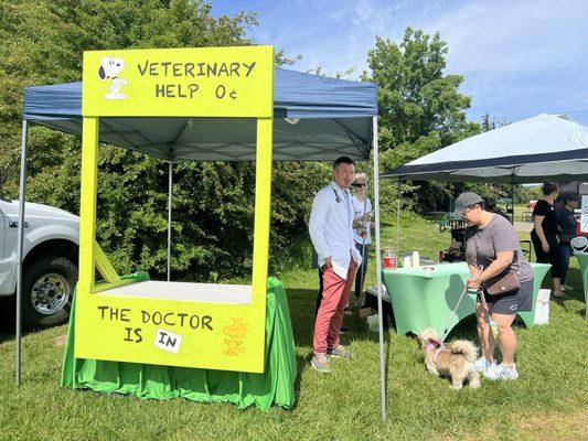 Vet giving free advice