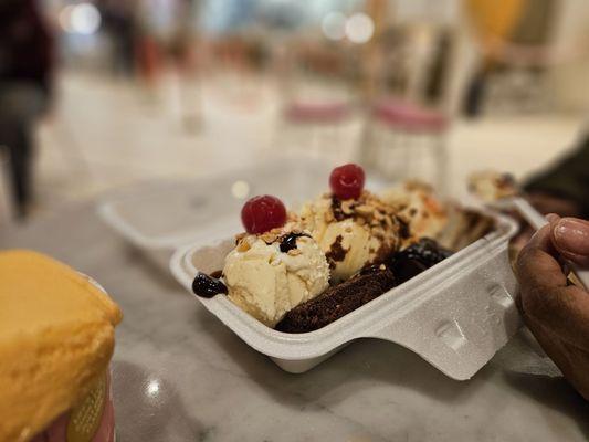 Turtle Brownie with vanilla and stuff