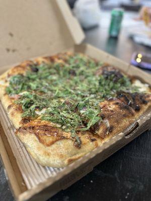 Arugula and prosciutto pizza