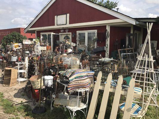 Such amazing stuff for wedding! We found a beautiful birdcage for cards at a great price!