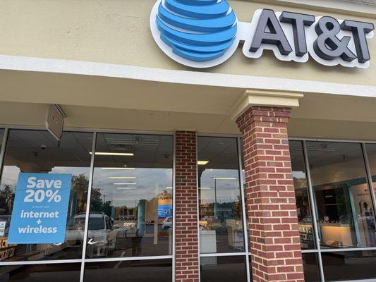 This is AT&T in Fleming Island at 5000-15 Do not ever go here. You will regret it.