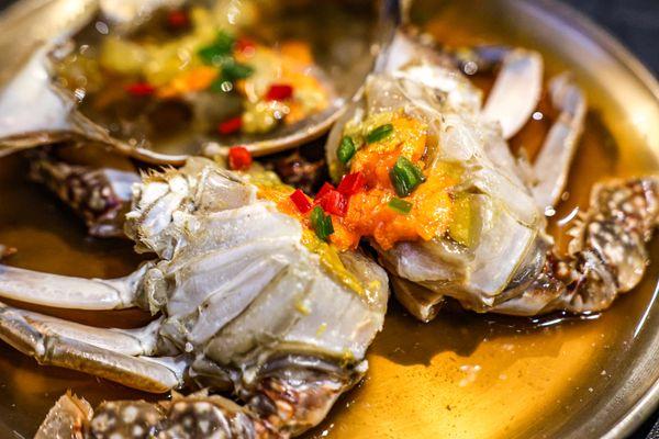 간장게장 soy marinated crab
medium 55$
large 75$
raw blue crab marinated in a sweet and savory soy sauce,
with shrimps, salmon, and egg