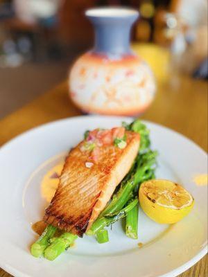 Salmon broccolini