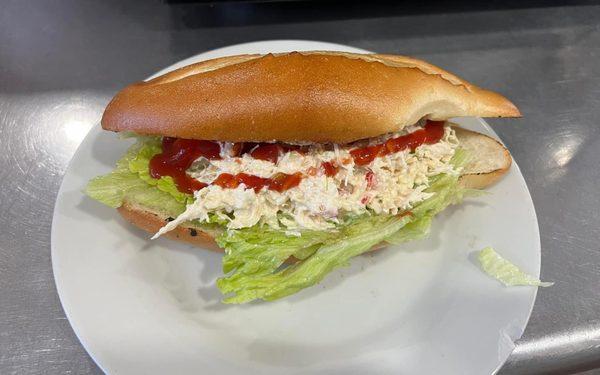 Pan con pollo
Bread with chicken pasta, lettuce and ketchup