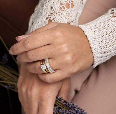 This one's for the bold bride!
Styles: 122978, 124305, FIR7