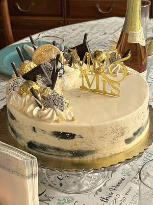 Vanilla cake with strawberry filling