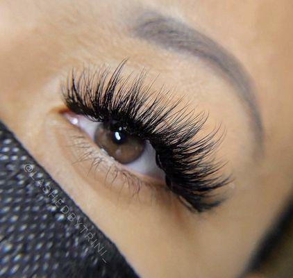 Wispy Volume Eyelashes.