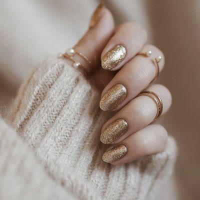 Add a little sparkle to your autumn with gold and bronze nail art. Shine like the autumn leaves this season!
Book your appointmen