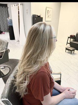 Too Blonde Salon
