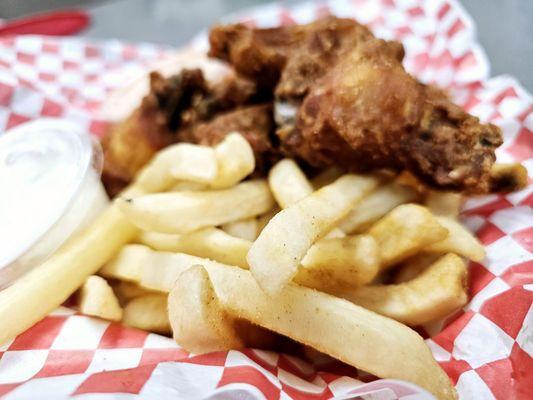 Chicken Wings Basket with Fries