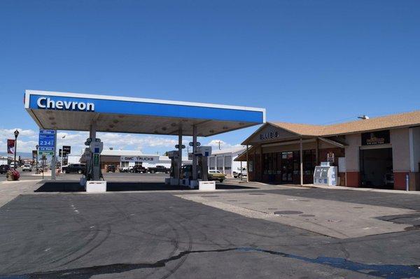 Stop in and let our attendants fill up your car with gas and wash your window shield while you go and fill up with snacks and drinks