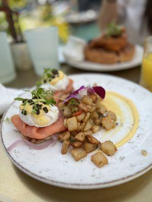 Smoked salmon eggs Benedict with potatoes