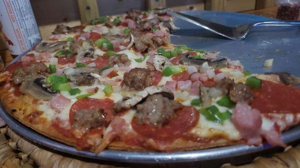 House special pizza, pepperoni, sausage, ham, mushroom, green pepper, onion