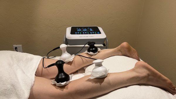 生物电疗法是一种特殊的保健康复新方法,不打针、不吃药、没有任何副作用, 纯绿色、享受型疗法,是通过人体的传导使电能量得到充分发挥,电是生物体(人体)最基本的生命能量,是电(离子)在生物体(人体)中不停流动的本质,生物电消失了,生命也就结了.