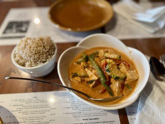 Red curry with tofu and brown rice - vegan