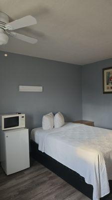 One bed queen
Frigerator microwave and fan !